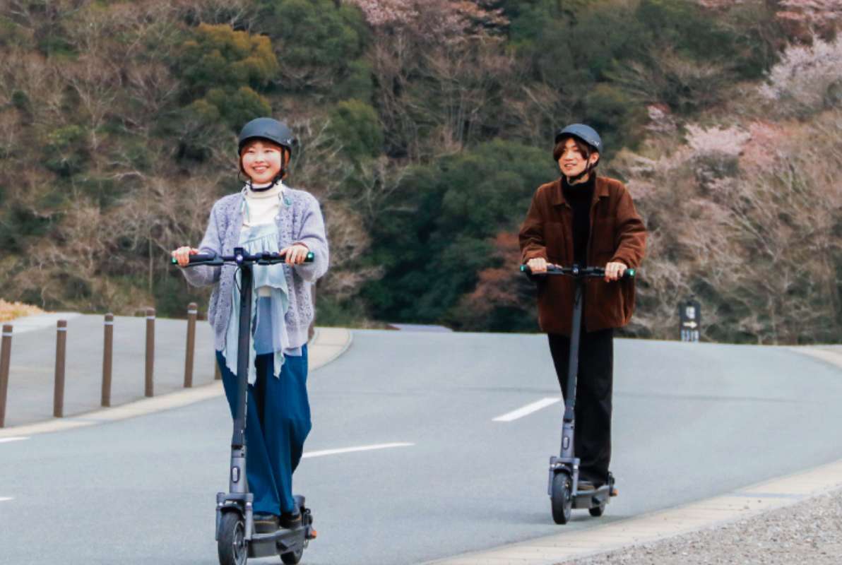 電動キックスクーター利用者の写真
