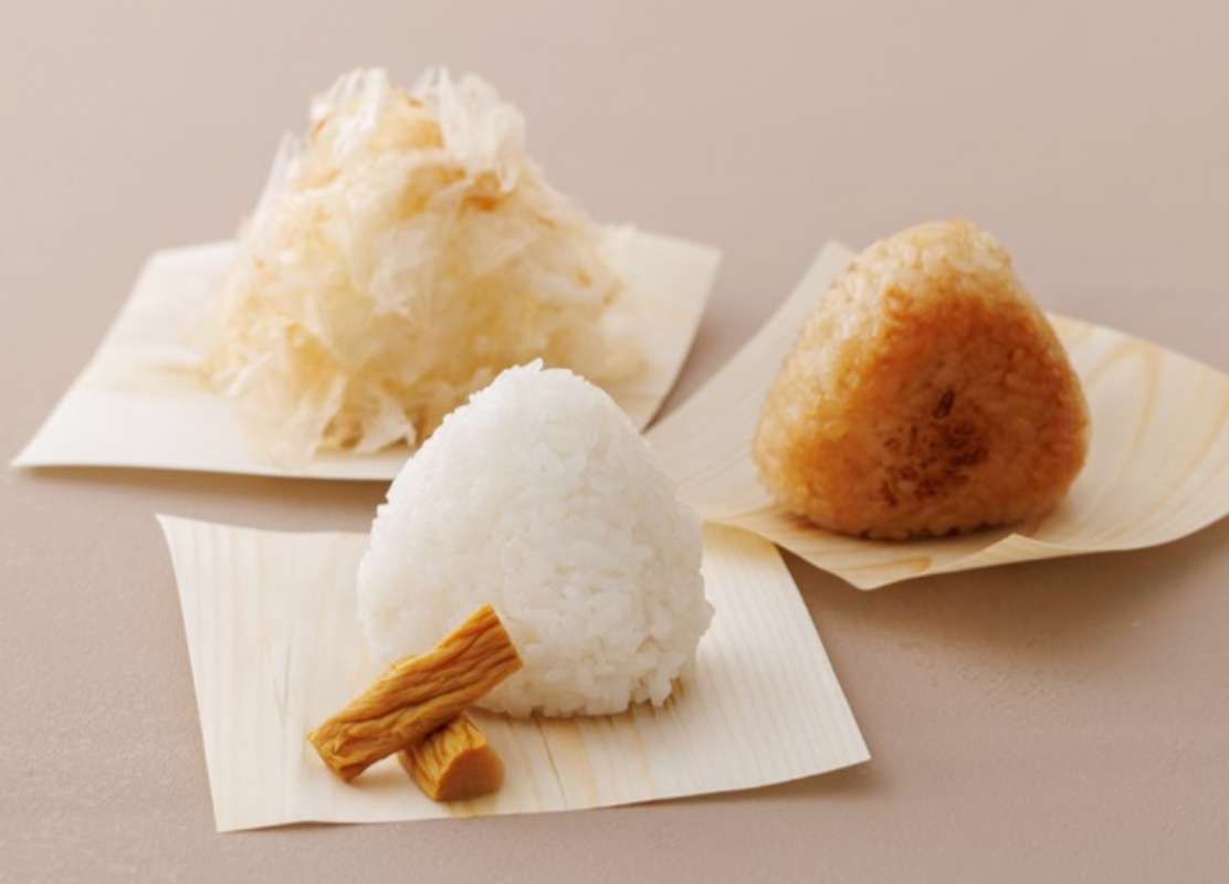 鶏節の塩結び・焼きおにぎり・伊勢たくあんと塩結びのイメージ写真