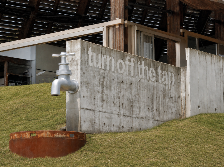 雨の日に“完成”する、巨大な蛇口のアート VISONに新たなアートスポット「turn off the tap」が誕生