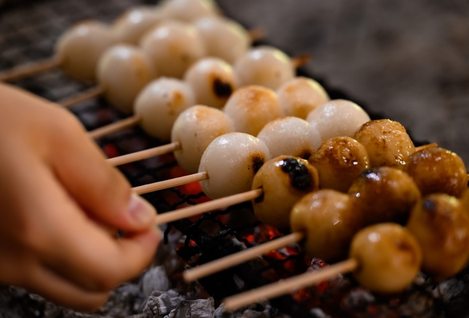 蔵オリジナル秘伝のタレで焼く絶品みたらし団子 | VISON Beautiful