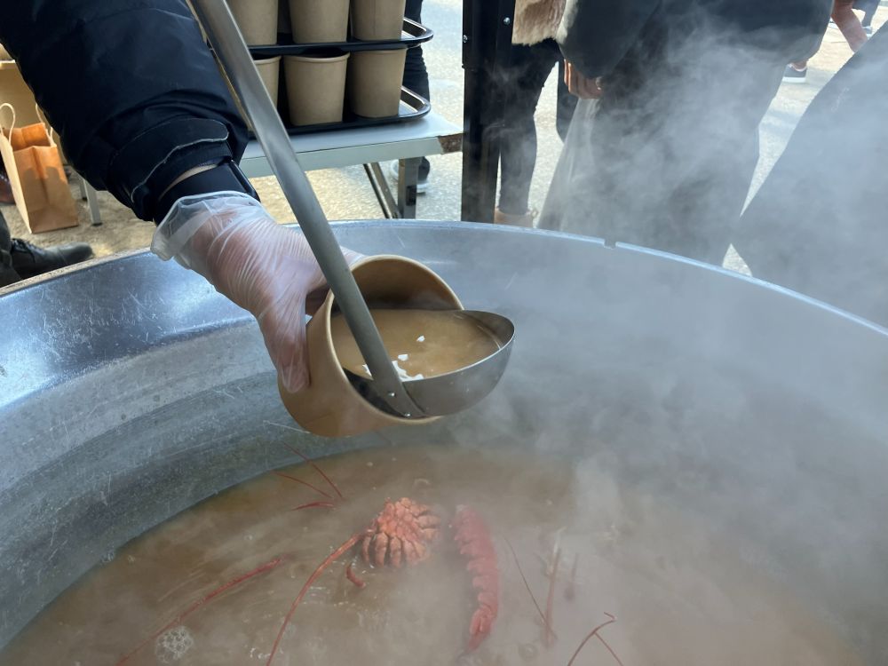 冬を味わう ― 大鍋特別販売とお餅まき